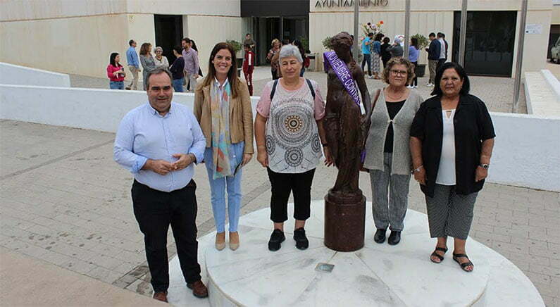 lazo malva en la escultura La Muñeca Asociación por la Igualdad Al Alba