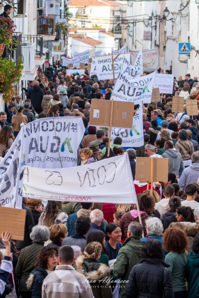 manifestantes en la marcha por el Llano de Matagallar en Coín