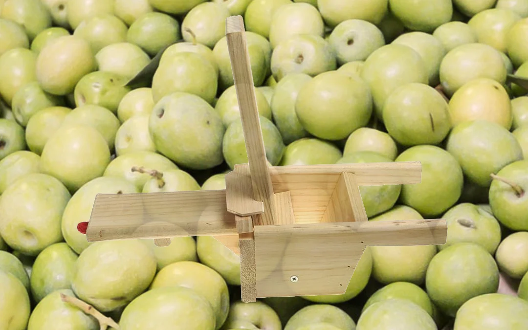 Utensilios y herramientas de madera para partir y rajar aceitunas