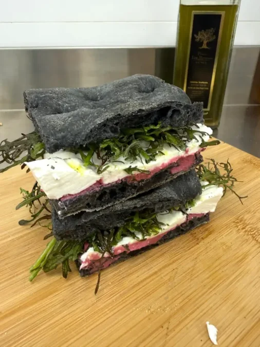 Pan con masa de carbón vegetal activo