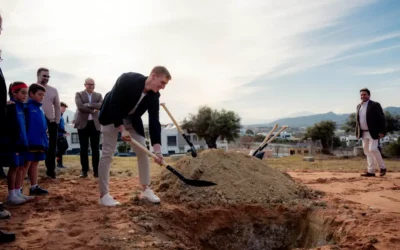 Alberto Díaz coloca la primera piedra del polideportivo que llevará su nombre en Alhaurín de la Torre