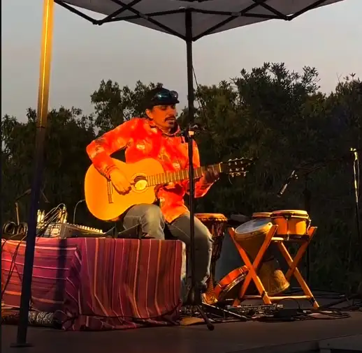 Moke Viaje por el Mundo de la Música