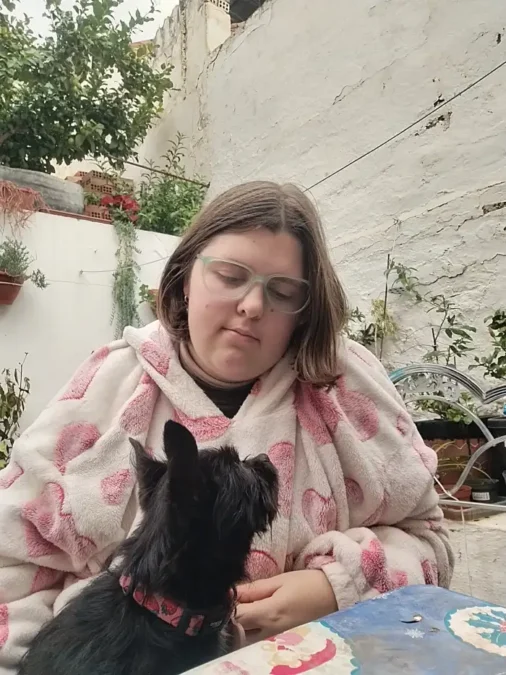 Oraira Benítez y una de sus mascotas