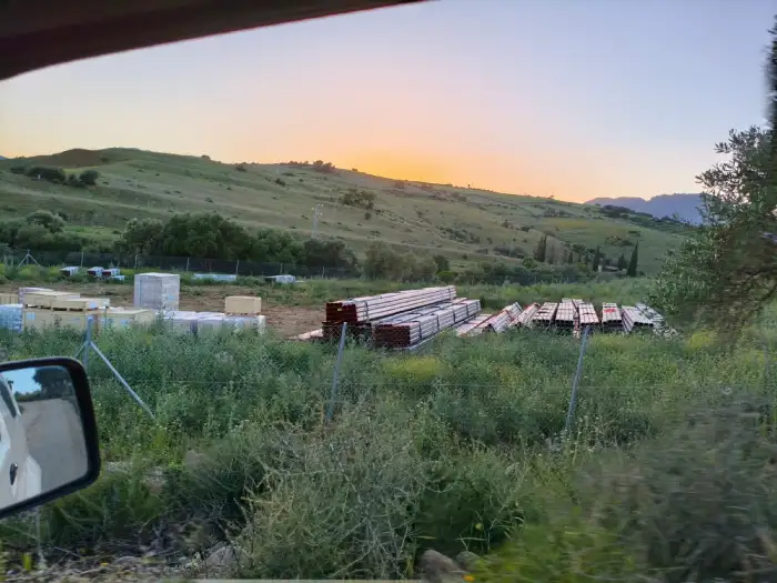 Material para instalaciones de macroproyectos fotovoltaicos en un terreno de La Jara en CoĆn en 2026